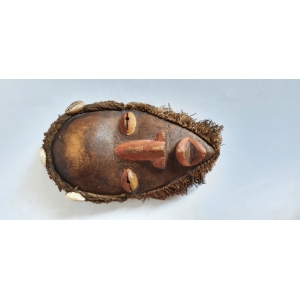 Afrikaans houten masker met schelpen